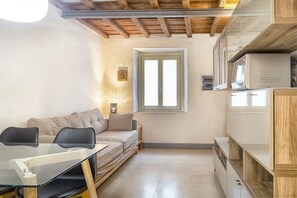 Departamento urbano, 1 habitación | Área de sala de estar | Televisión de pantalla plana 