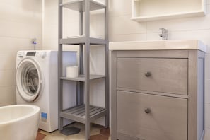 Departamento urbano, 1 habitación | Amenidades de baño | Regadera, secadora de cabello, bidet, toallas