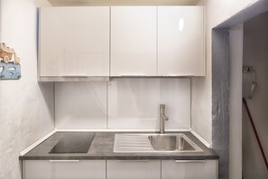 Departamento urbano, 1 habitación | Cocineta privada | Refrigerador, microondas, parrilla de estufa y cafetera y tetera 