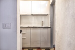 City-Apartment, 1 Schlafzimmer | Eigene Kochnische | Kühlschrank, Mikrowelle, Herdplatte, Wasserkocher mit Kaffee-/Teezubehör
