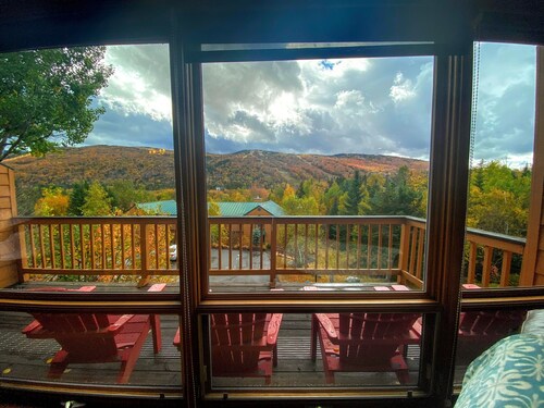 W35 awesome townhouse with great views, AC, fireplace, air hockey, Dog Friendly!