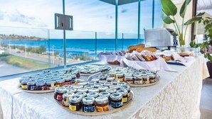 Free daily buffet breakfast - Victoria Palace Hotel (Cefalù)