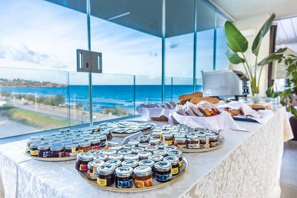 Free daily buffet breakfast  - Victoria Palace Hotel (Cefalù)