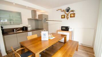 Apartment | Eigene Küche | Kühlschrank, Mikrowelle, Ofen, Herdplatte