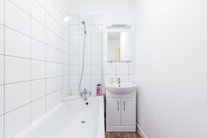 Apartment, 2 Schlafzimmer | Badezimmer | Duschwanne, Haartrockner, Handtücher, Seife