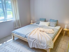 2 bedrooms, iron/ironing board, WiFi, bed sheets