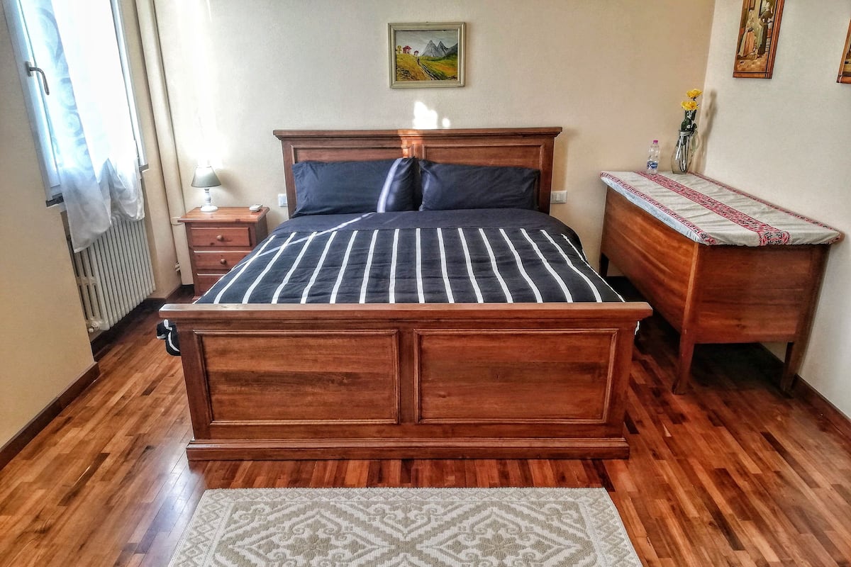 1 bilik tidur, gebar bulu kapas, kalis bunyi, seterika/papan seterika