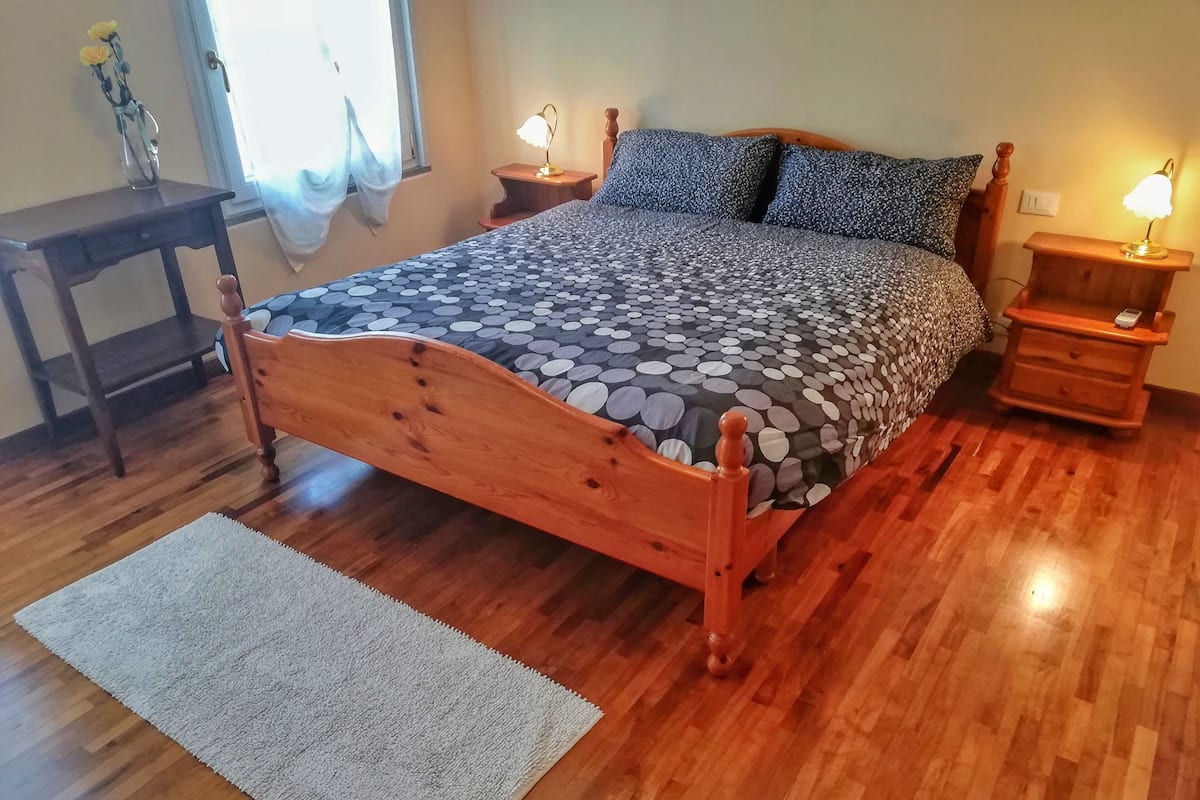 1 bilik tidur, gebar bulu kapas, kalis bunyi, seterika/papan seterika