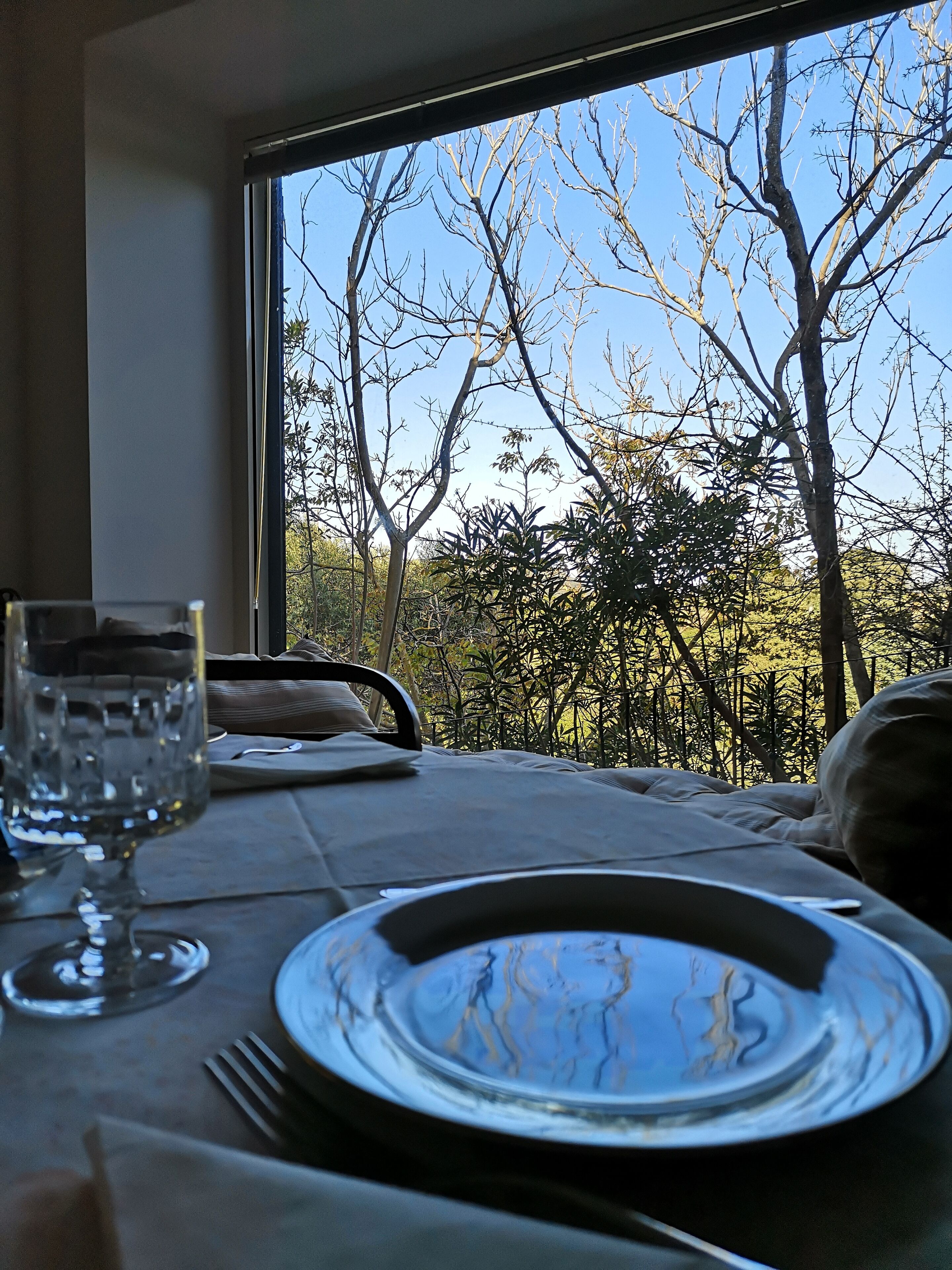 Serveert ontbijt, lunch, diner, regionale gerechten 