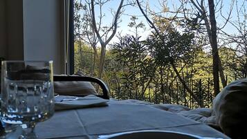 Serveert ontbijt, lunch, diner, regionale gerechten