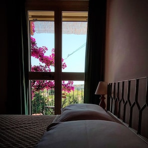 Double Room (Private External Bathroom) | Premium bedding, down comforters, blackout drapes, WiFi - La Tinaia Country House (Magomadas)