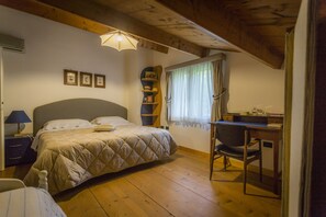 Hochwertige Bettwaren, Daunenbettdecken, Verdunkelungsvorhänge, WLAN