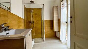 Doccia, asciugacapelli, pantofole, bidet