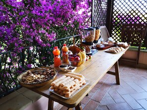 Buffet déjeuner gratuit tous les jours
