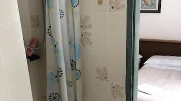 Habitación individual | Baño | Ducha, secador de pelo, bidé y toallas