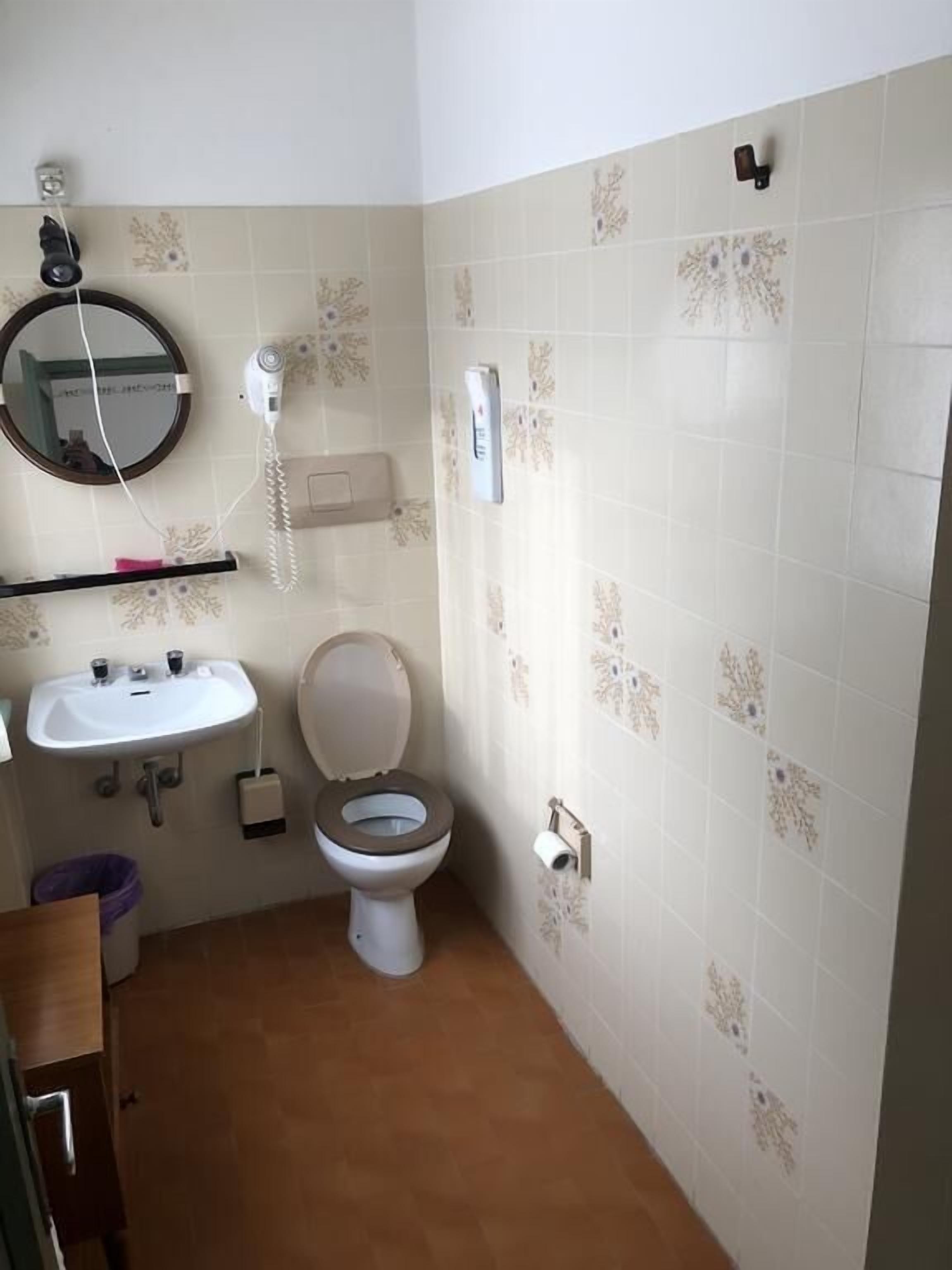 Double or Twin Room | Bathroom | Shower, hair dryer, bidet, towels