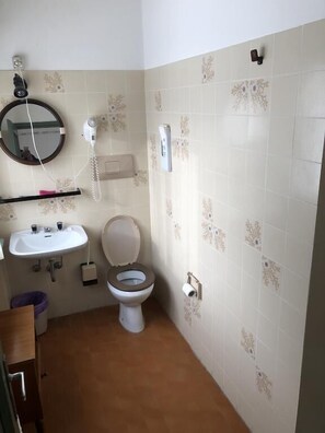 Kamar Double atau Twin | Kamar mandi | Shower, pengering rambut, kloset, dan handuk
