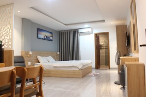Luxury Studio Suite | Desk, free WiFi