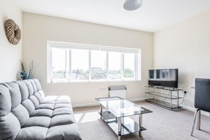 Apartment, 2 Schlafzimmer, 2 Bäder | Wohnbereich | Flachbildfernseher