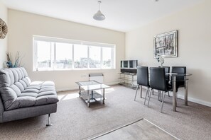 Apartment, 2 Bedrooms, 2 Bathrooms | Ruang tamu | TV skrin rata 
