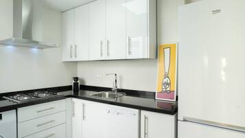 Réfrigérateur, micro-ondes, lave-vaisselle, cafetiÚre/bouilloire