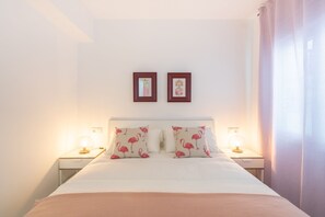 3 bedrooms, iron/ironing board, internet, bed sheets