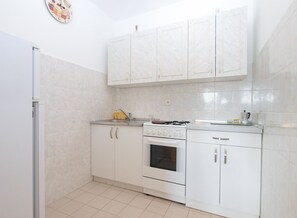 Refrigerador, horno, placa de cocina, cafetera/tetera