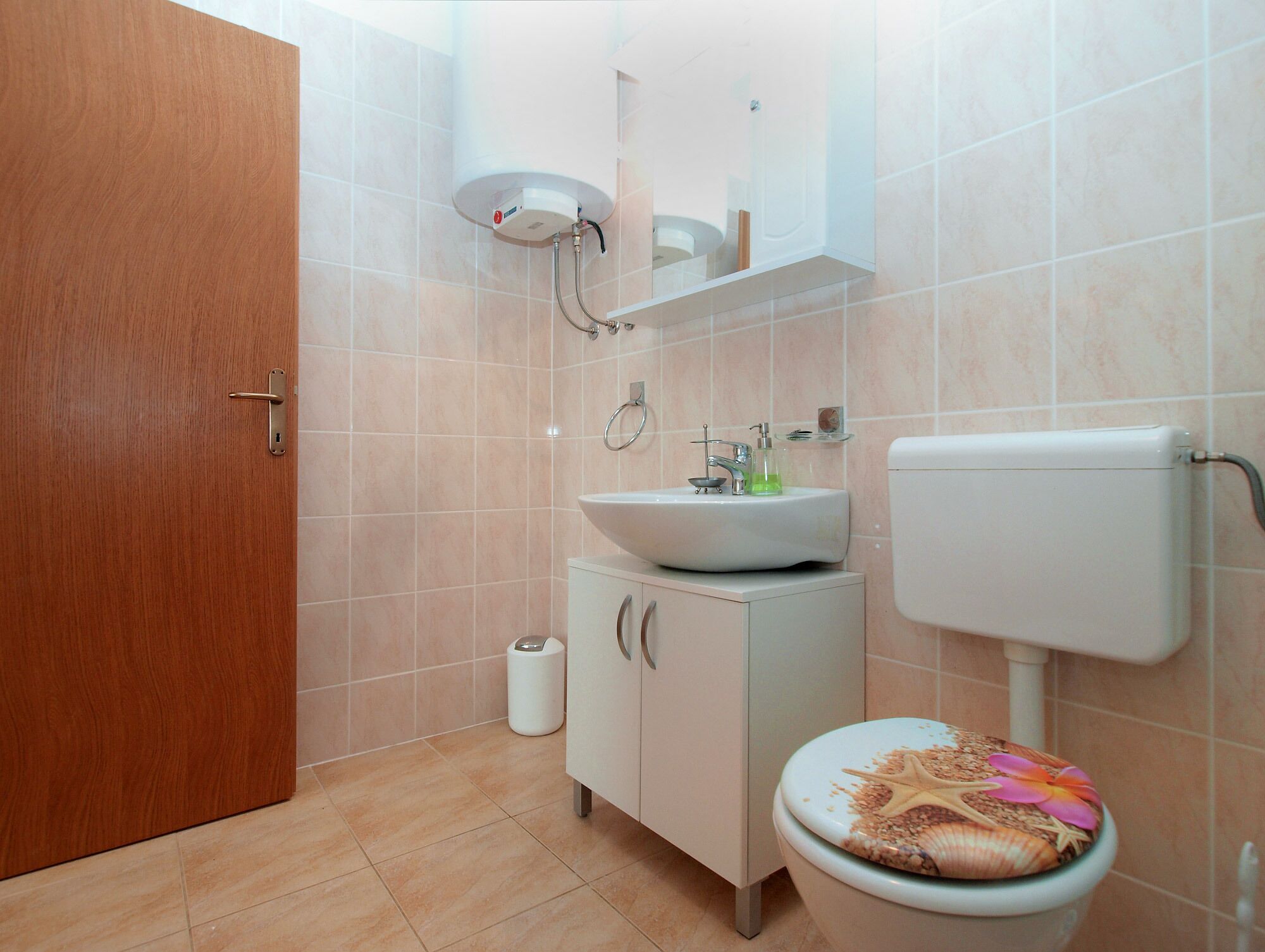 Ein Badezimmer mit Toilette, Waschbecken und Dusche.