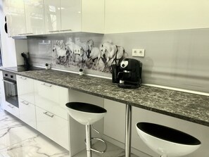 Réfrigérateur, four, plaque de cuisson, cafetiÚre/bouilloire