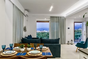 Apartment, 2 Schlafzimmer, eigener Pool | Essbereich im Zimmer