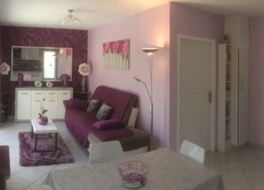 TV, books, stereo - La MaisAnnette: a peaceful setting for your vacation or spa treatment in Jonzac (Jonzac)