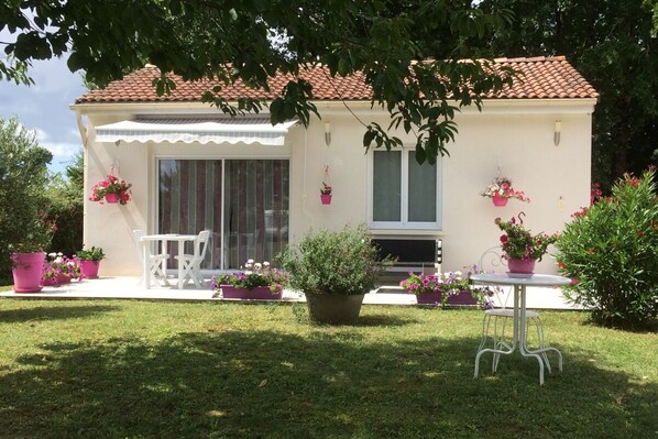 Outdoor dining - La MaisAnnette: a peaceful setting for your vacation or spa treatment in Jonzac (Jonzac)