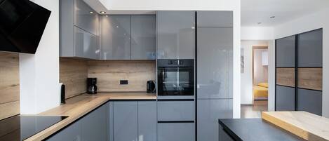 Réfrigérateur, four, plaque de cuisson, lave-vaisselle