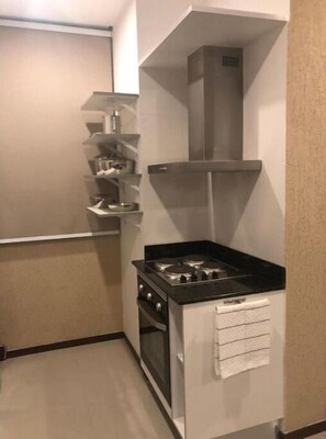 Refrigerador, microondas, parrilla de estufa y cafetera y tetera 