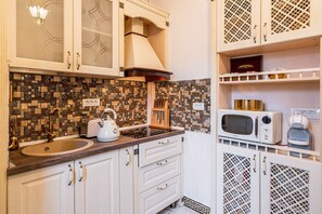 Kühlschrank, Mikrowelle, Herdplatte, Wasserkocher mit Kaffee-/Teezubehör