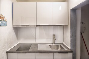 Fridge, microwave, stovetop, coffee/tea maker - 1 bedroom apartment 2 steps from train station (Firenze)