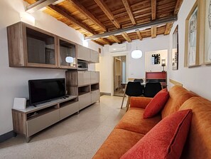 Living area - 1 bedroom apartment 2 steps from train station (Firenze)