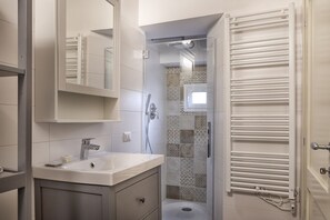 Dusche, Haartrockner, Bidet, Handtücher