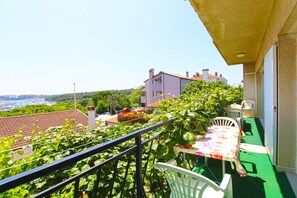 Outdoor dining - Apartment 1828/21687 (Istria - Pula), 500m from the beach (Pula)