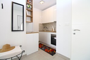 Refrigerador, parrilla de estufa y utensilios de cocina 