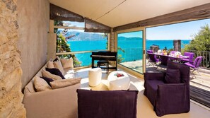 TV, lareira, serviços de streaming