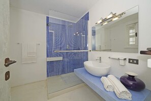 Douche, articles de toilette gratuits, sèche-cheveux, bidet