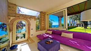 TV, lareira, serviços de streaming