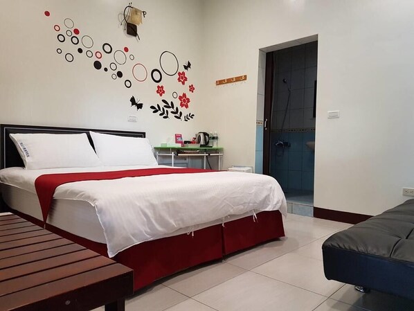 مكتب وستائر تعتيم وواي فاي مجانًا وملاءات أسرّة