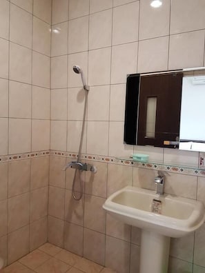 Buồng tắm vòi sen, đồ dùng nhà tắm miễn phí, máy sấy tóc 
