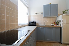 Refrigerador, placa de cocina, cafetera/tetera, utensilios de cocina