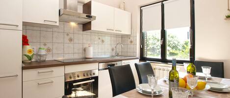 Køleskab, mikrobølgeovn, ovn, kogeplade