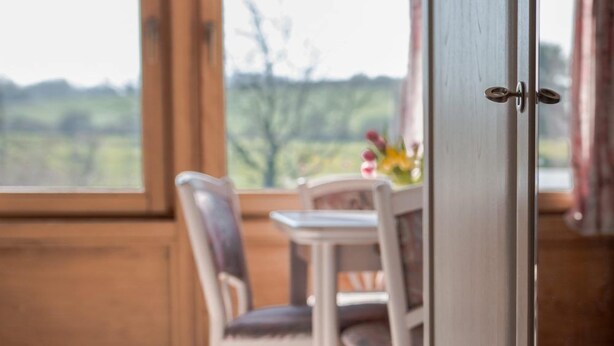 A wooden-framed room with a view of the outdoors. - Landhotel Bodensee (Konstanz)