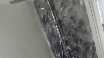 Deluxe Double Room | Bathroom | Shower, free toiletries, hair dryer, towels