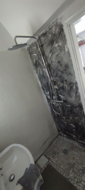 Ducha, artículos de tocador gratuitos, secador de pelo, toallas